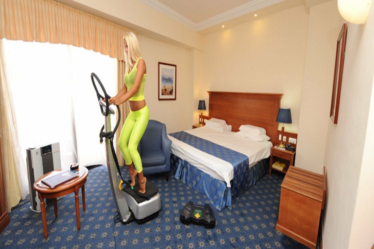 Fortina Spa Resort Sliema Exteriér fotografie A woman on an elliptical trainer